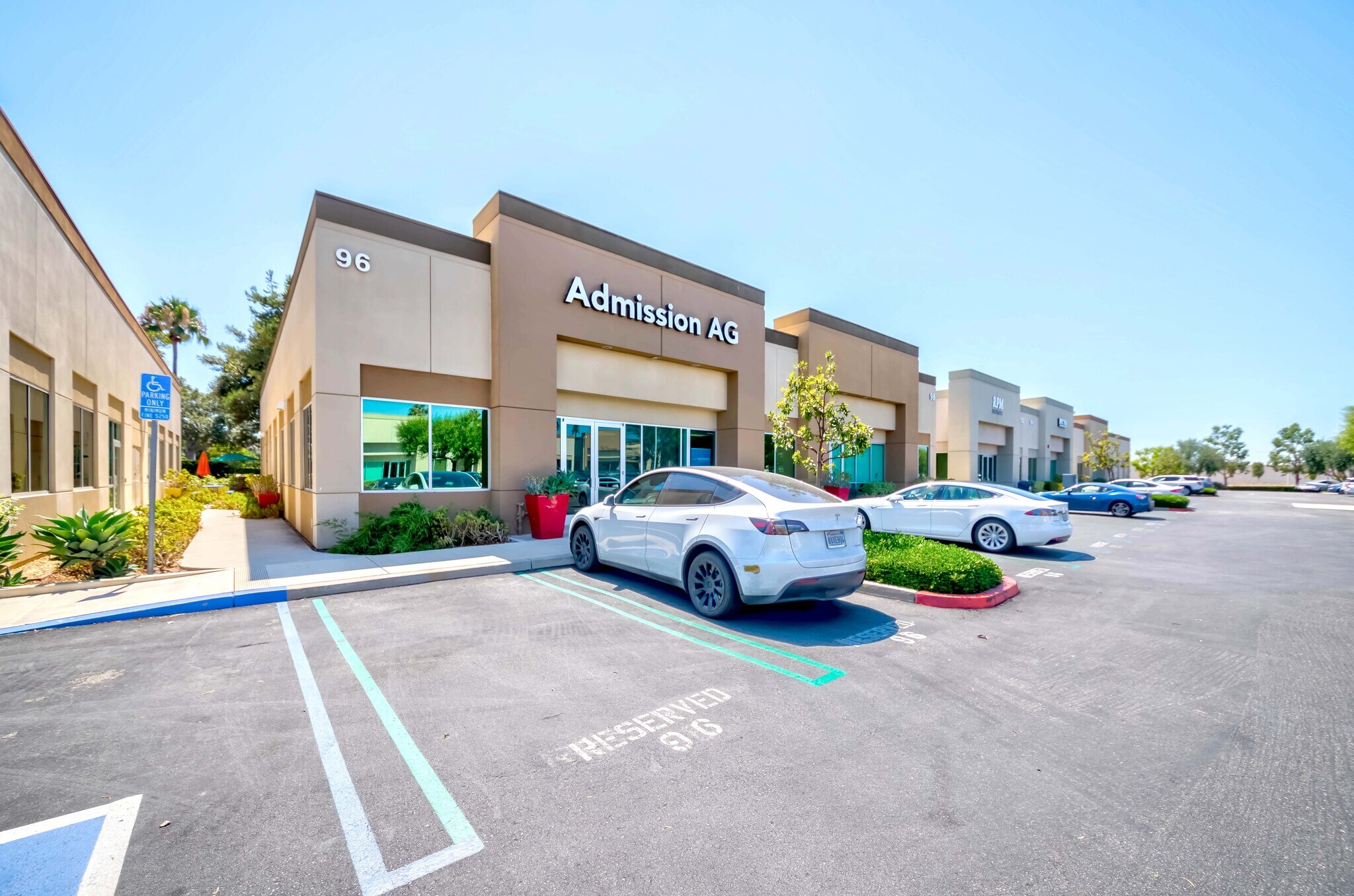 96 Discovery, Irvine, CA à vendre Photo principale– Image 1 sur 13