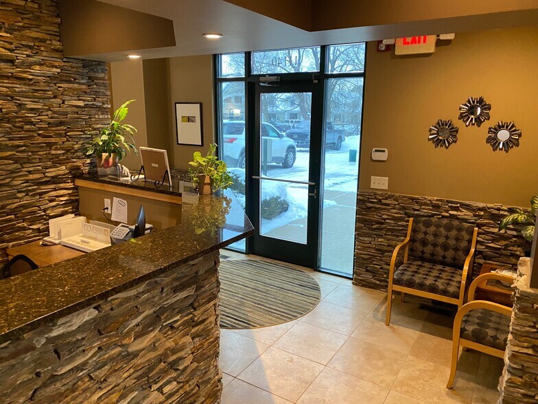 11140 Zealand Ave N, Champlin, MN à louer - Photo de l’immeuble – Image 3 sur 5