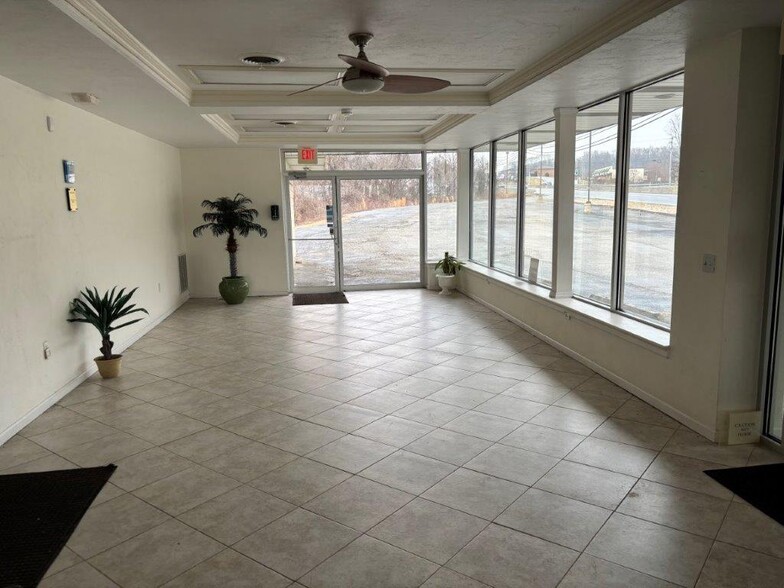 4988 Route 30, Greensburg, PA à louer - Photo de l’immeuble – Image 1 sur 8