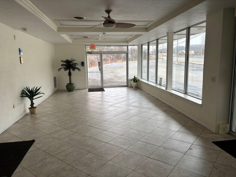 4988 Route 30, Greensburg, PA à louer - Photo de l’immeuble – Image 3 sur 7