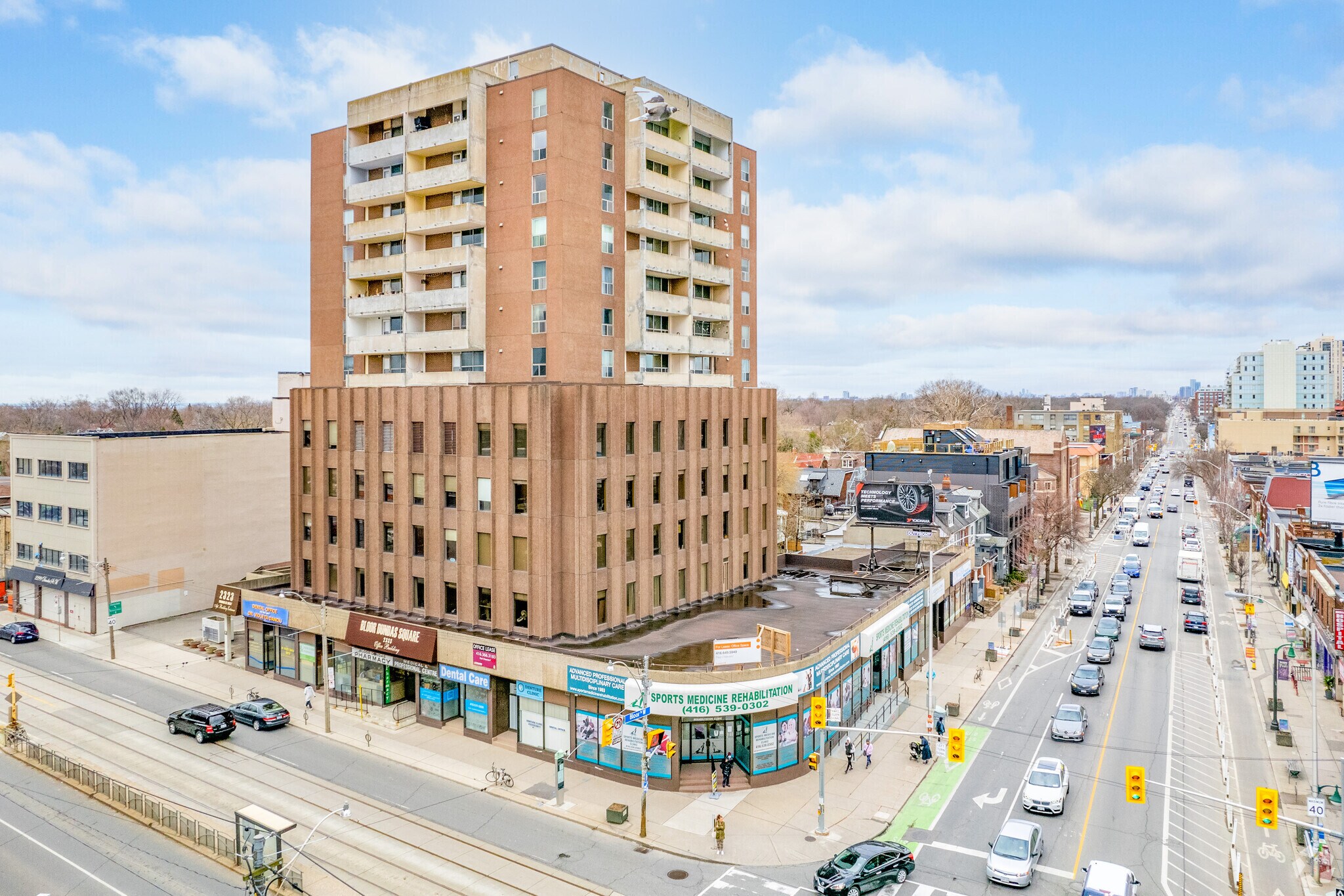 2329-2333 Dundas St W, Toronto, ON à louer Photo de l’immeuble– Image 1 sur 5