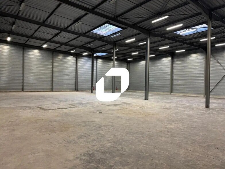 Local d’activités dans Chelles à louer - Photo de l’immeuble – Image 2 sur 5