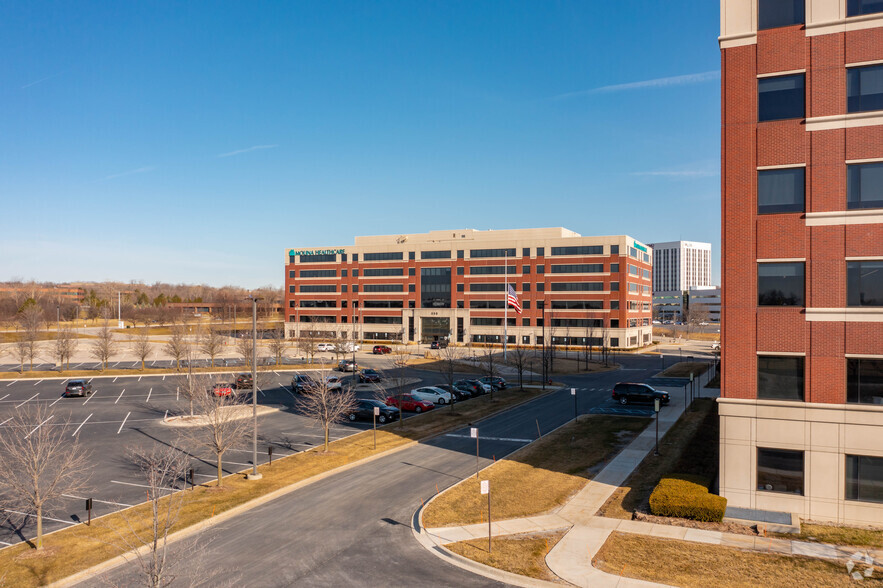 880 W Long Lake Rd, Troy, MI à louer - Photo de l’immeuble – Image 3 sur 5