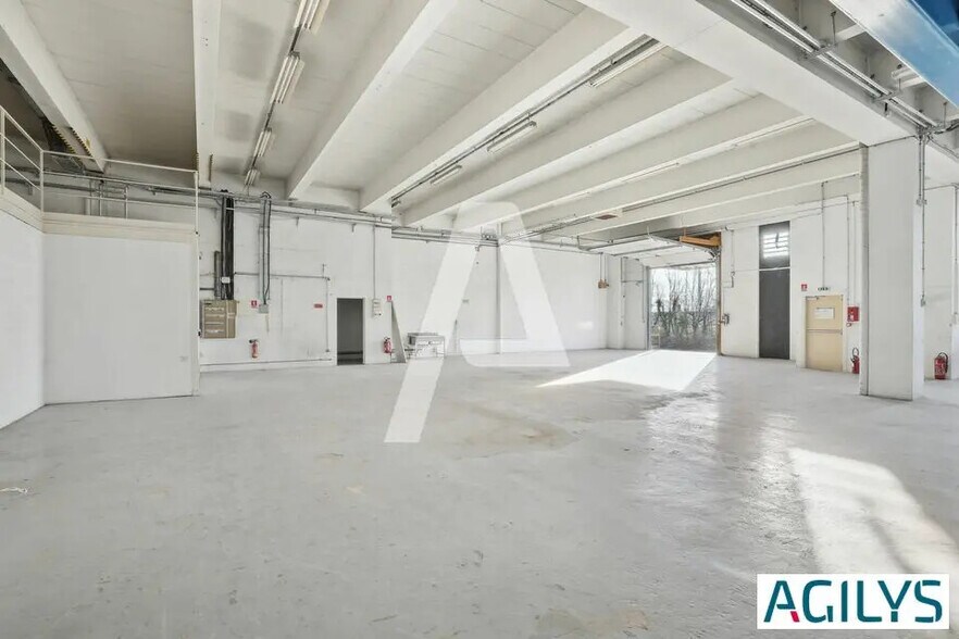 Local d’activités dans Rungis à louer - Photo de l’immeuble – Image 1 sur 8