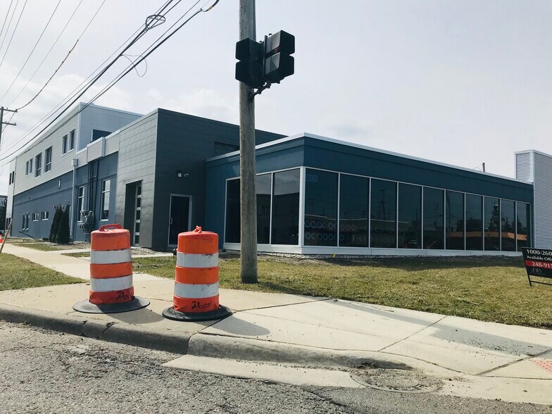2605 W 14 Mile Rd, Royal Oak, MI à louer - Photo de l’immeuble – Image 2 sur 7