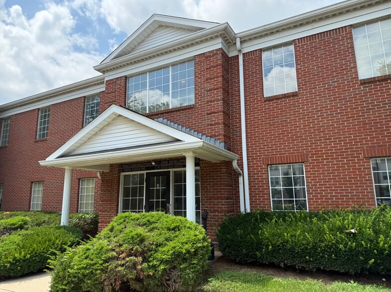 10629 Henning Way, Louisville, KY à louer - Photo de l’immeuble – Image 2 sur 2