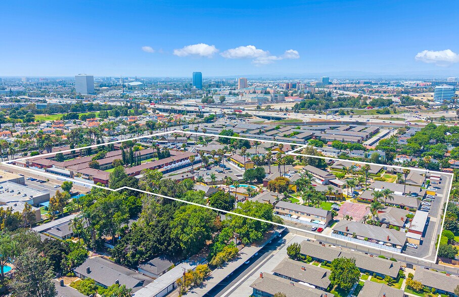 2833 N Bristol St, Santa Ana, CA à vendre - Photo de l’immeuble – Image 2 sur 5