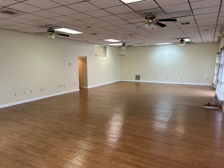 5130 MacCorkle Ave SE, Charleston, WV à louer - Photo de l’immeuble – Image 3 sur 22
