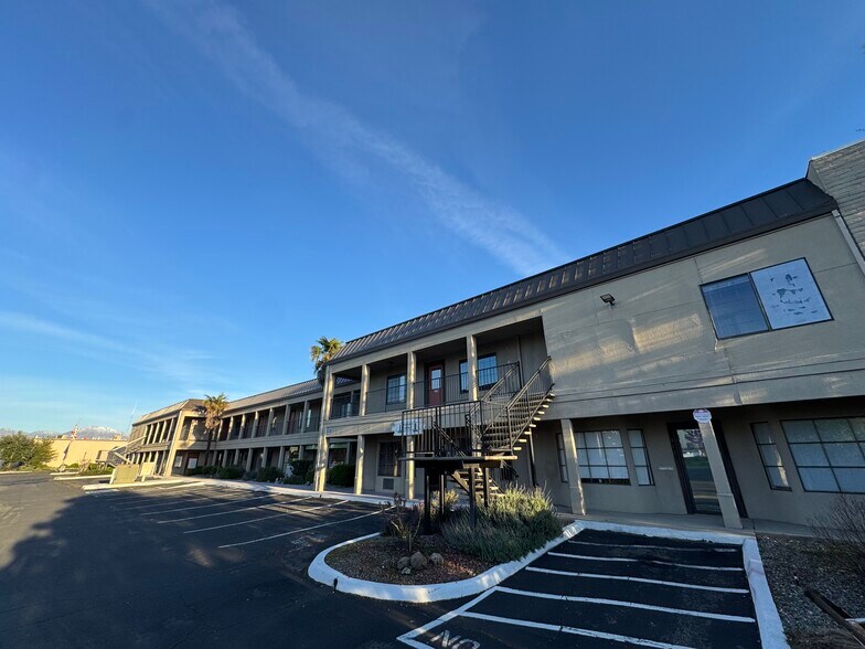 2051 Hilltop Dr, Redding, CA à louer - Photo de l’immeuble – Image 2 sur 5
