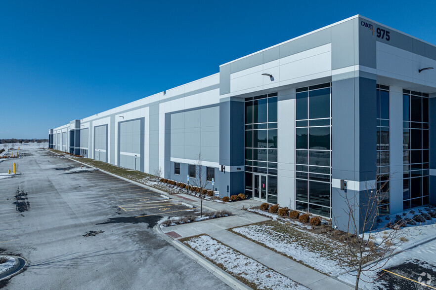 975 Belle Ln, Bolingbrook, IL à louer - Photo de l’immeuble – Image 1 sur 7