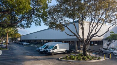 2570-2580 N Powerline Rd, Pompano Beach, FL à louer Photo de l’immeuble– Image 1 sur 5