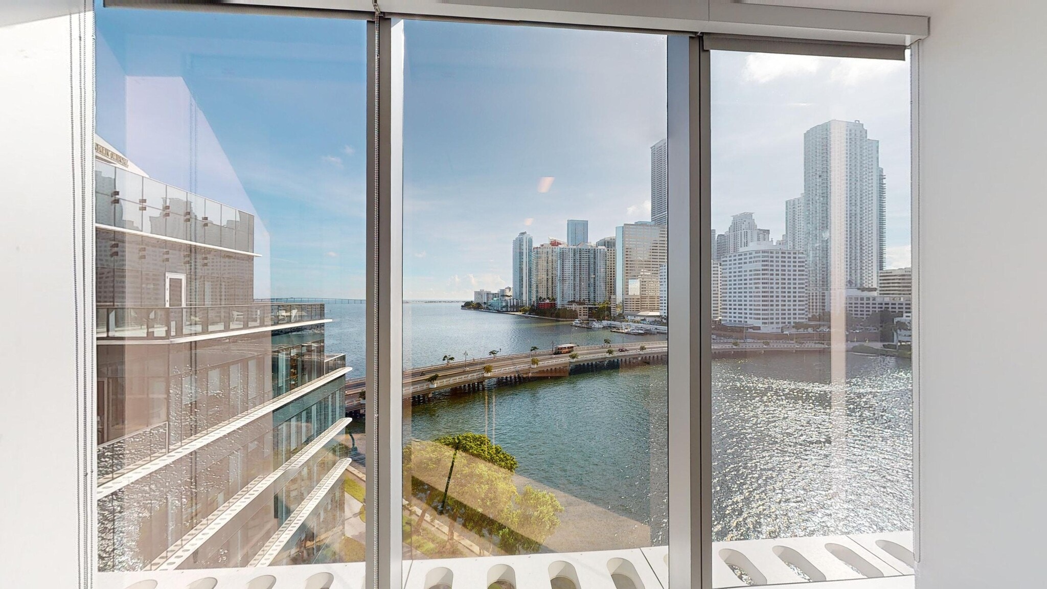 501 Brickell Key Dr, Miami, FL à louer Photo de l’immeuble– Image 1 sur 7