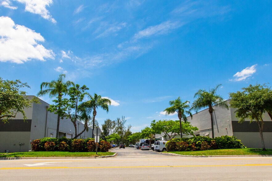 8800-8870 NW 24th Ter, Miami, FL à louer - Photo de l’immeuble – Image 3 sur 3