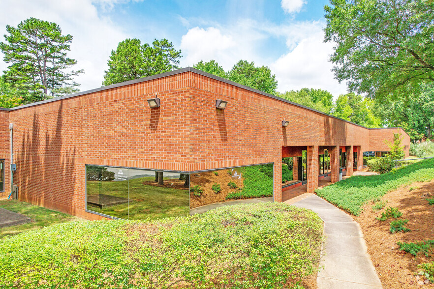 5715 Westpark Dr, Charlotte, NC à louer - Photo de l’immeuble – Image 3 sur 6