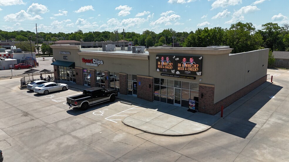 3105-3111 E Central Ave, Wichita, KS à louer - Photo principale – Image 1 sur 4