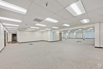 225 W Hospitality Ln, San Bernardino, CA à louer Photo intérieure– Image 2 sur 6