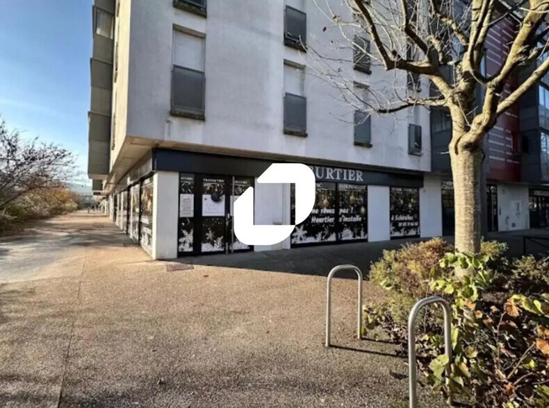 Local commercial dans Échirolles à louer - Photo de l’immeuble – Image 1 sur 2