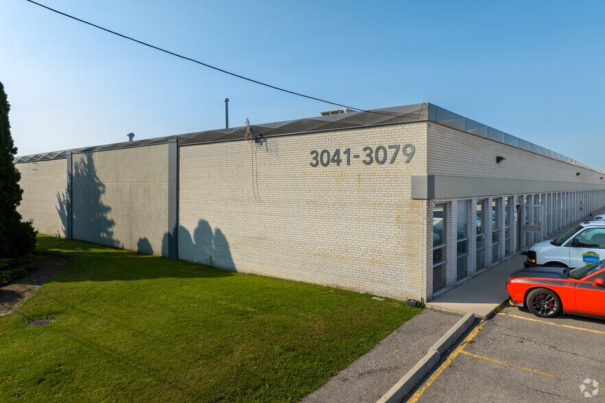 3041-3079 Universal Dr, Mississauga, ON à louer - Photo de l’immeuble – Image 2 sur 5