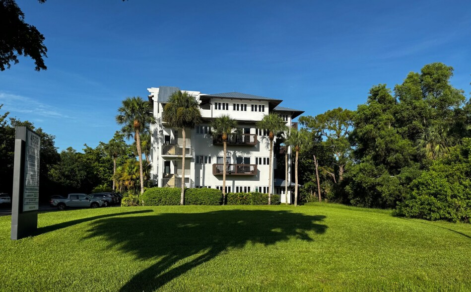 4532 Tamiami Trl E, Naples, FL à louer - Photo de l’immeuble – Image 1 sur 9