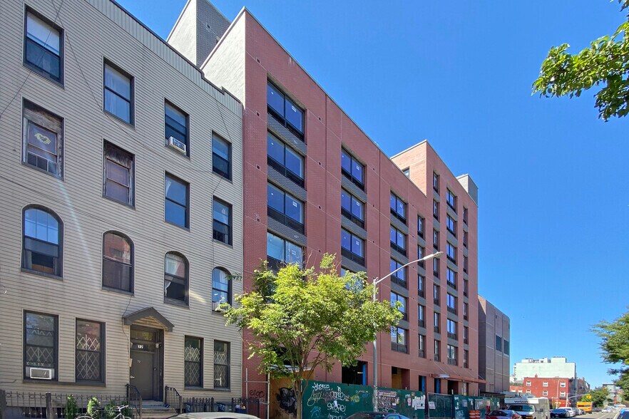64 Scholes St, Brooklyn, NY à louer - Photo de l’immeuble – Image 2 sur 2