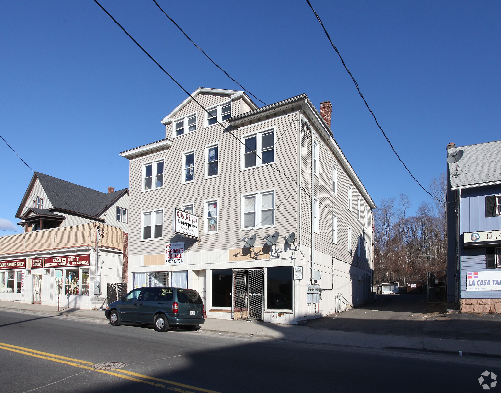 669 E Main St, Waterbury, CT à vendre Photo de l’immeuble– Image 1 sur 6