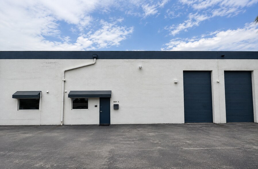 6955-6965 NW 43rd St, Miami, FL à louer - Photo de l’immeuble – Image 1 sur 4