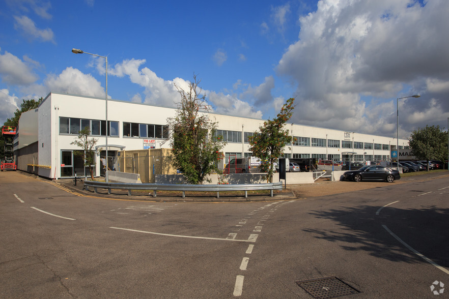 Dolphin Rd W, Sunbury On Thames à louer - Photo principale – Image 1 sur 2