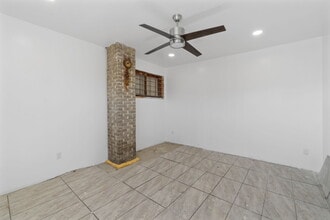 22344 Lougheed Hwy, Maple Ridge, BC à louer Photo intérieure– Image 2 sur 4