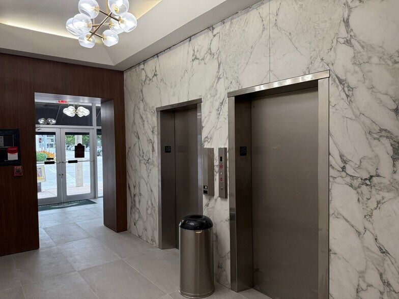 299 Alhambra Cir, Coral Gables, FL à louer - Photo de l’immeuble – Image 3 sur 9