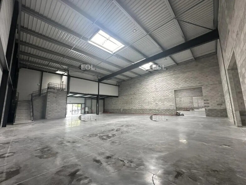 Local d’activités dans Manosque à louer - Photo de l’immeuble – Image 2 sur 10