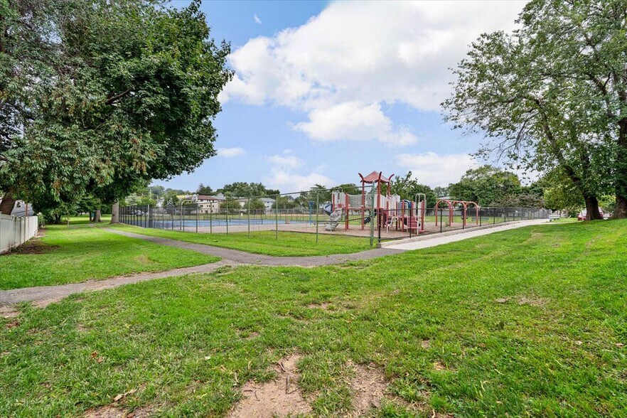 338 Delawanna Ave, Clifton, NJ à vendre - Photo de l’immeuble – Image 3 sur 30