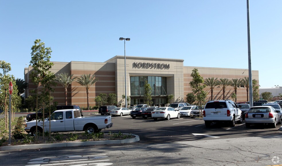 239 Los Cerritos Mall, Cerritos, CA à louer - Photo de l’immeuble – Image 3 sur 17