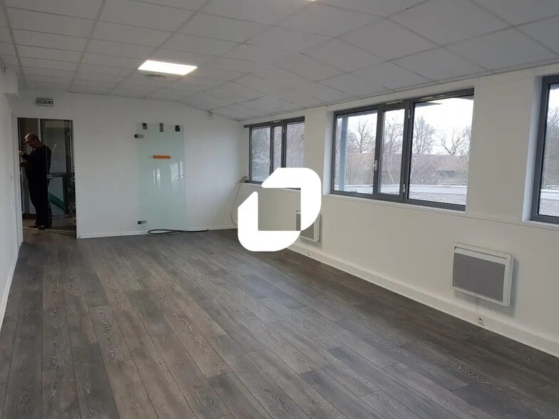 Bureau dans Champs-sur-Marne à louer - Photo intérieure – Image 2 sur 9