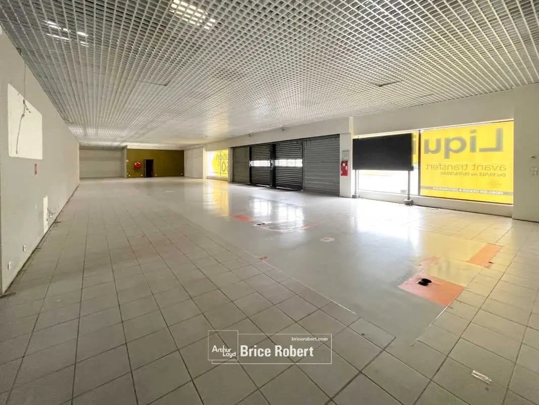 Local commercial dans Saint-Bonnet-de-Mure à louer Photo intérieure– Image 1 sur 7