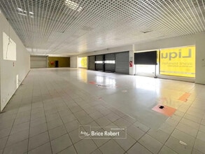 Local commercial dans Saint-Bonnet-de-Mure à louer Photo intérieure– Image 1 sur 7