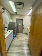 2135 32nd Ave NE, Calgary, AB à louer Photo intérieure– Image 2 sur 5