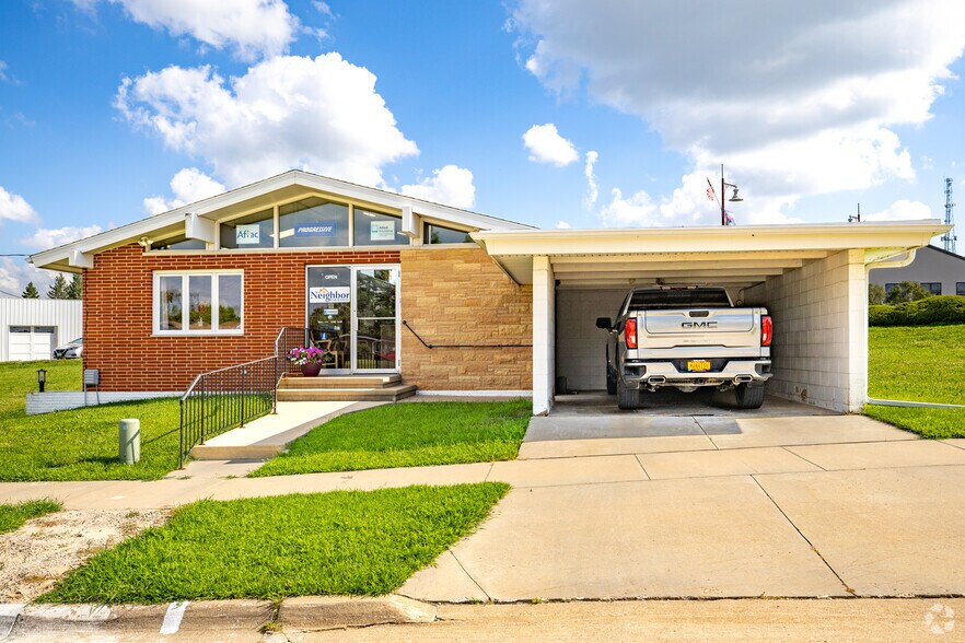 98 E Willman St, Hiawatha, IA à louer - Photo de l’immeuble – Image 2 sur 2