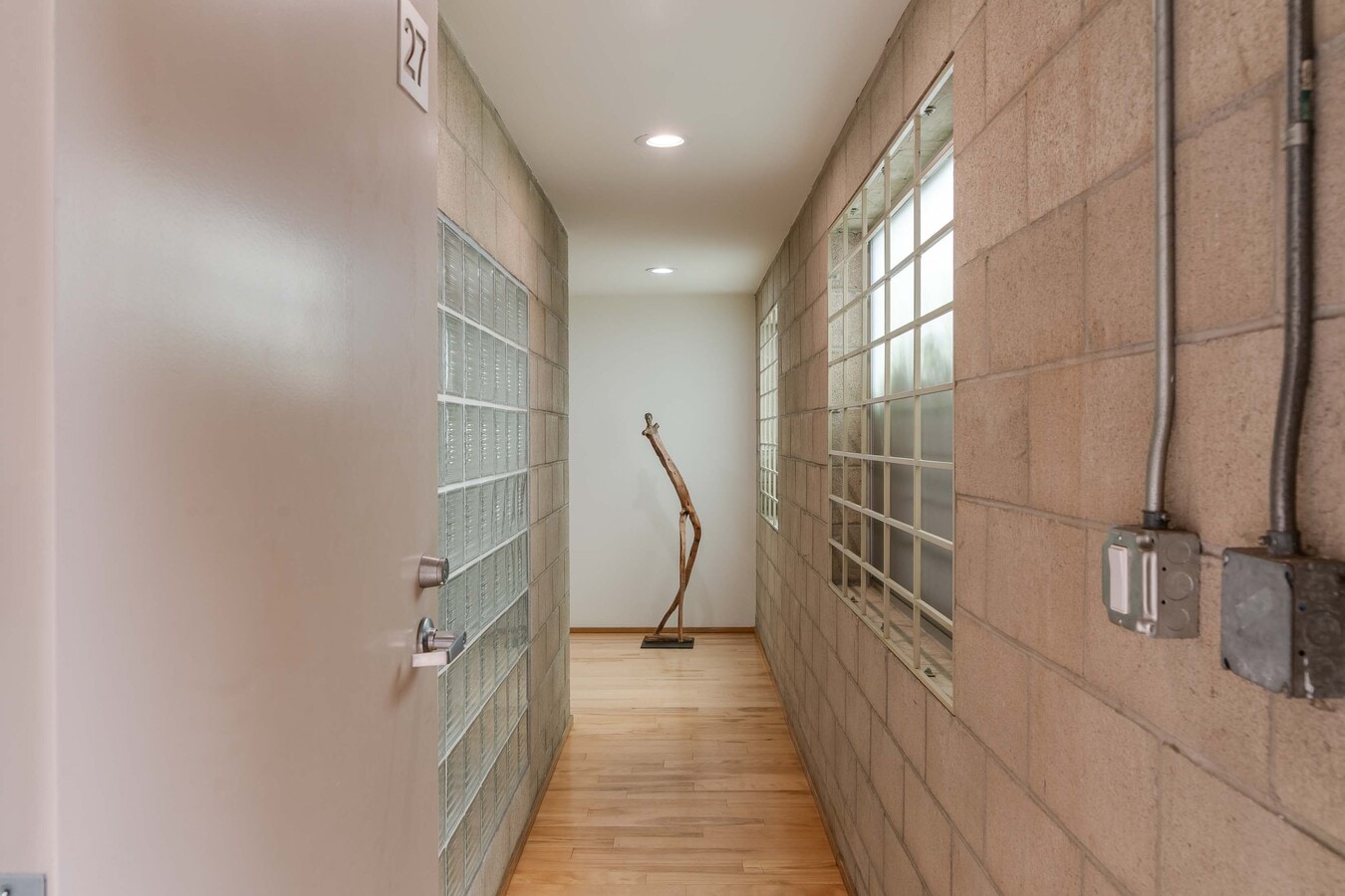 717-743 N Highland Ave, Los Angeles, CA 90038 - Lot 717 - #27 -  - Photo intérieure - Image 1 of 16