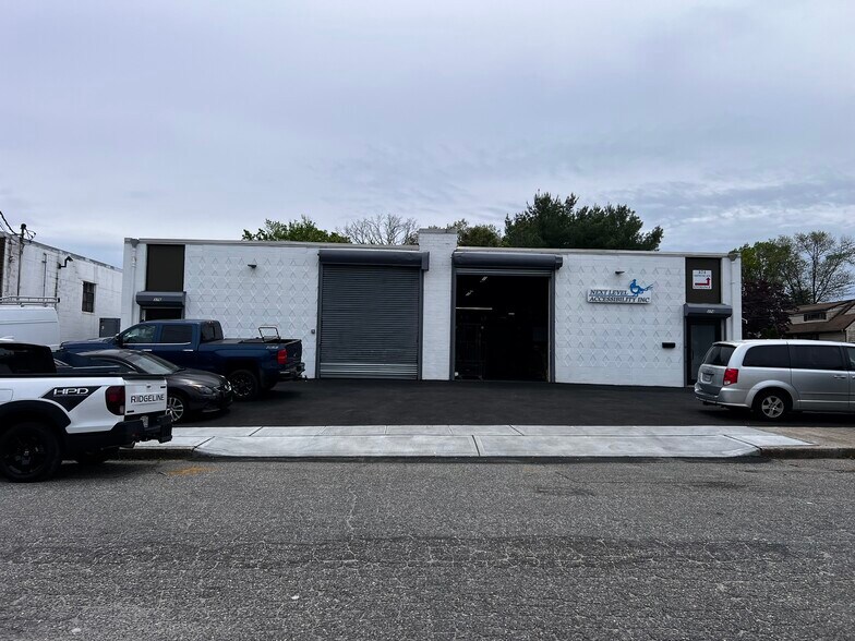 374-376 Neptune Ave, West Babylon, NY à louer - Photo de l’immeuble – Image 1 sur 12