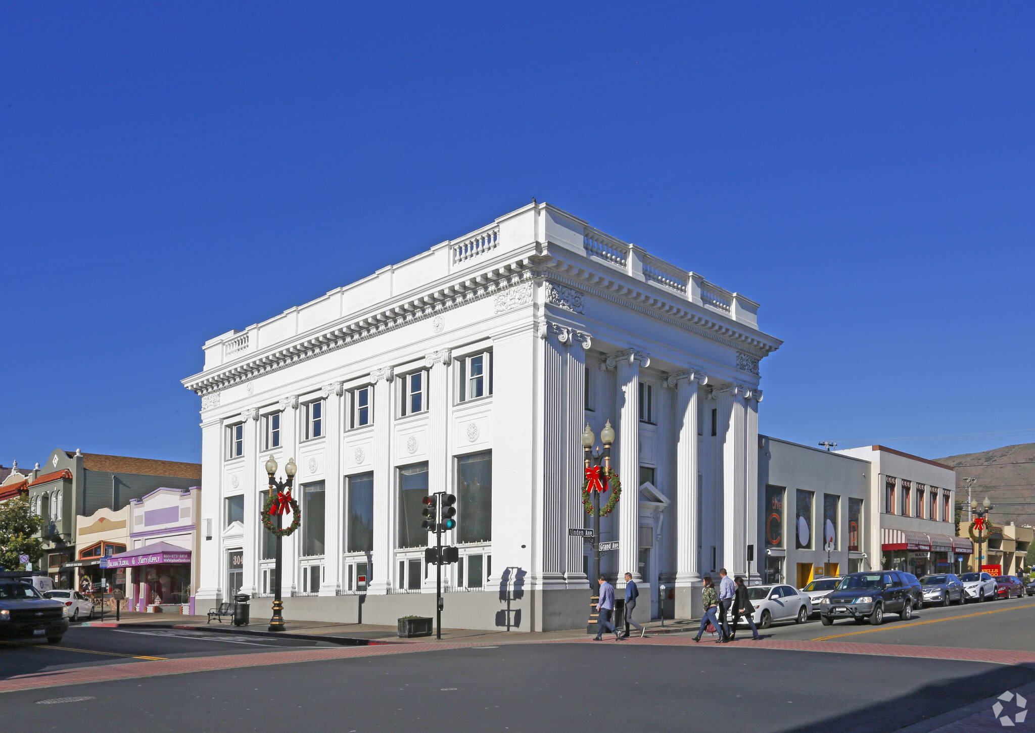 304 Grand Ave, South San Francisco, CA à louer Photo de l’immeuble– Image 1 sur 15