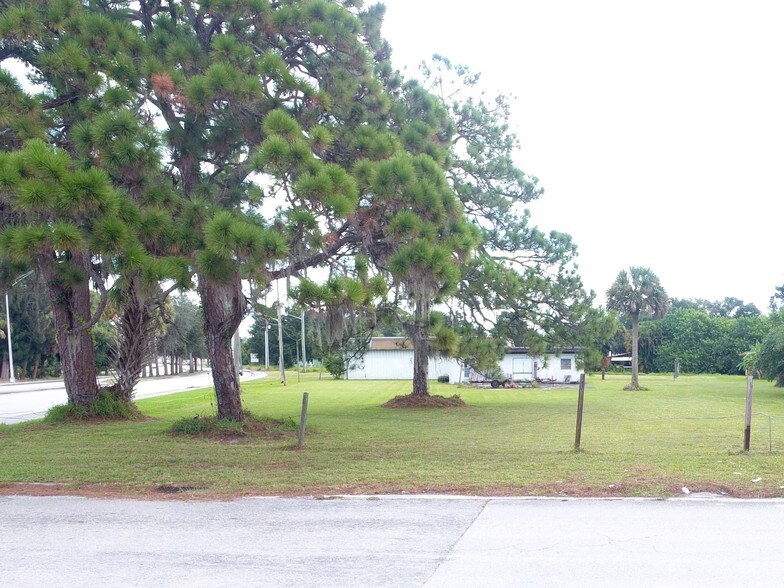 3805 Okeechobee Rd, Fort Pierce, FL à vendre - Photo de l’immeuble – Image 3 sur 30