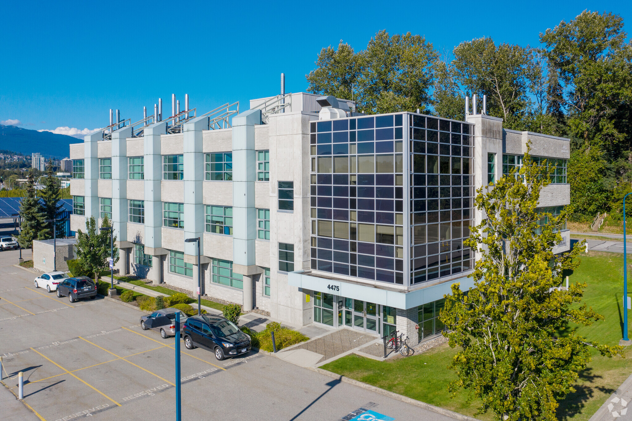 4475 Wayburne Dr, Burnaby, BC à louer Photo principale– Image 1 sur 9
