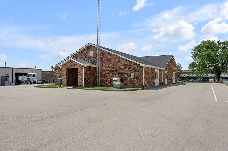 250 Crossfield Dr, Versailles, KY à vendre - Photo de l’immeuble – Image 2 sur 15