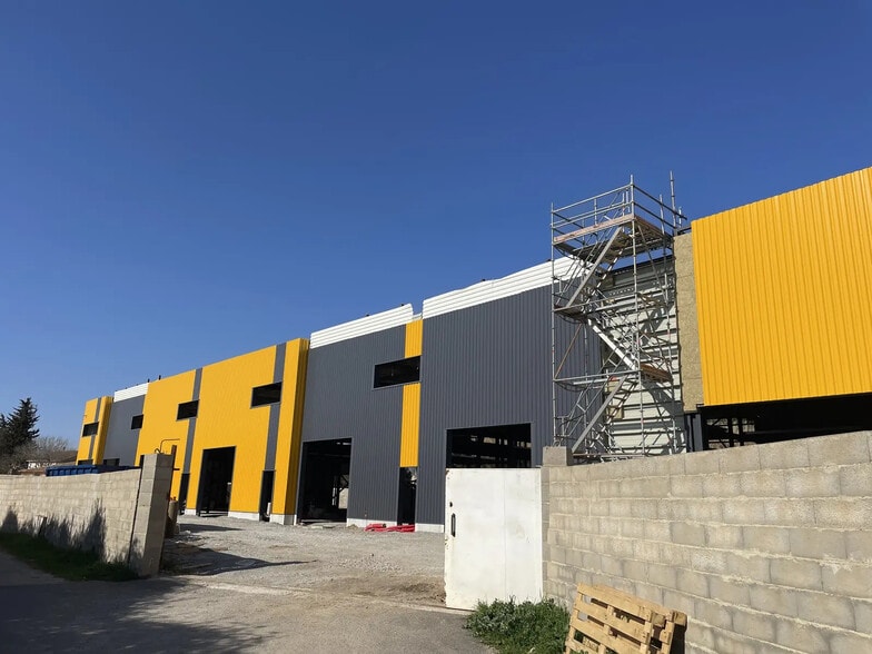 Local d’activités dans Lunel à louer - Photo de l’immeuble – Image 2 sur 5
