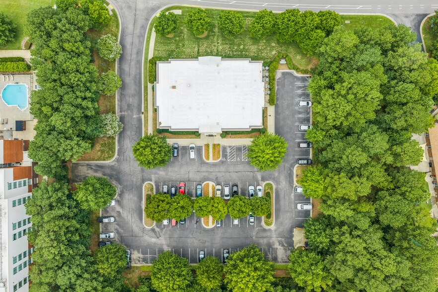 720 Corporate Center Dr, Raleigh, NC à vendre - Photo de l’immeuble – Image 2 sur 6