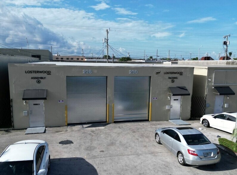 230-226 W 24th St, Hialeah, FL à louer - Photo de l’immeuble – Image 3 sur 7