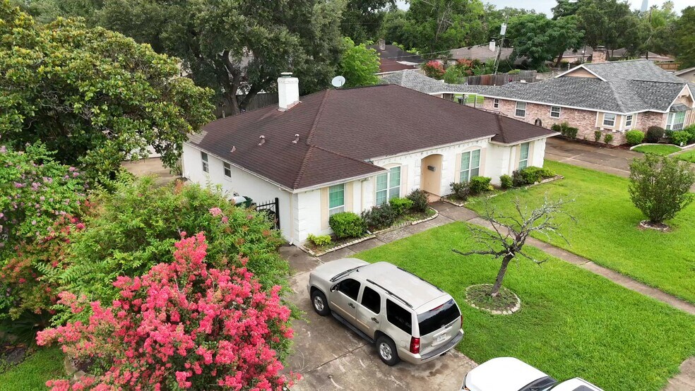 7722 Sands Point Dr, Houston, TX à vendre - Vidéo sur l’annonce professionnelle – Image 2 sur 12