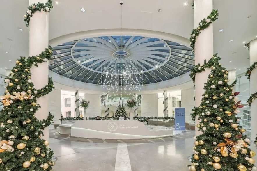 21-25 Rue Balzac, Paris à louer - Photo de l’immeuble – Image 3 sur 13