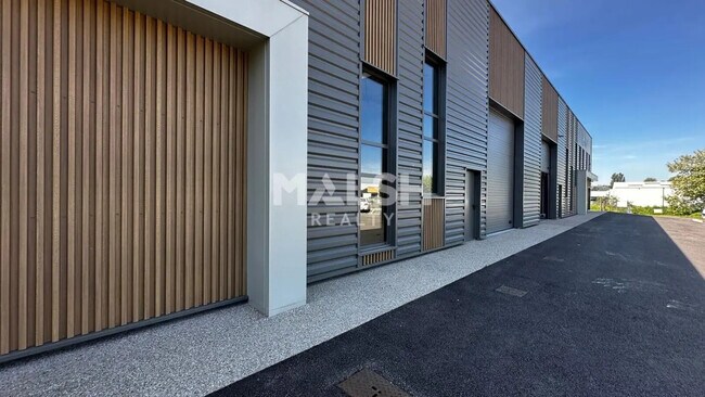 Plus de détails pour Local d'activités à louer