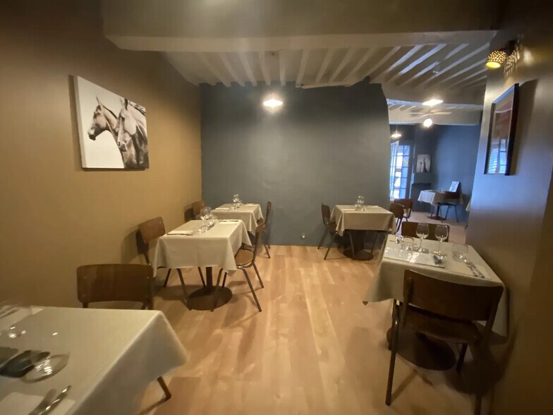 Local commercial dans Apt à louer - Photo de l’immeuble – Image 2 sur 7